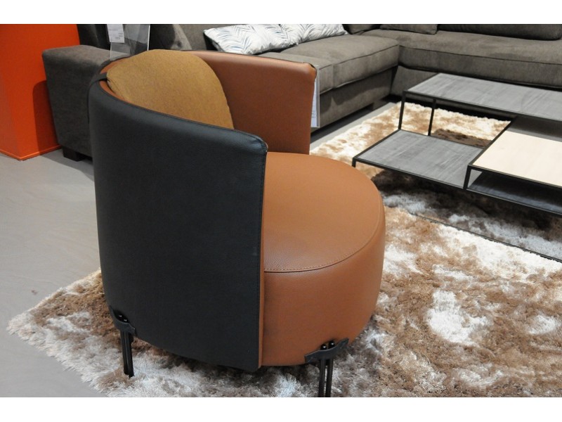 CAROLA - Fauteuil cuir piètement métal