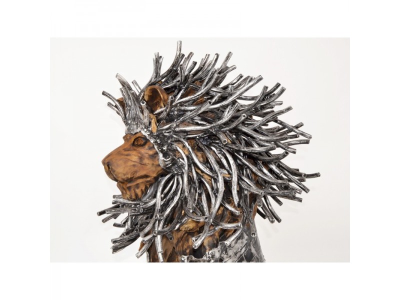 LION-Statue assise